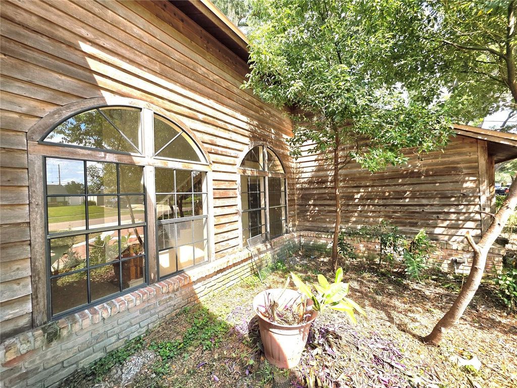 Image 7 of property listing at 4231 TALL TREE DRIVE, Orlando, FL 32810