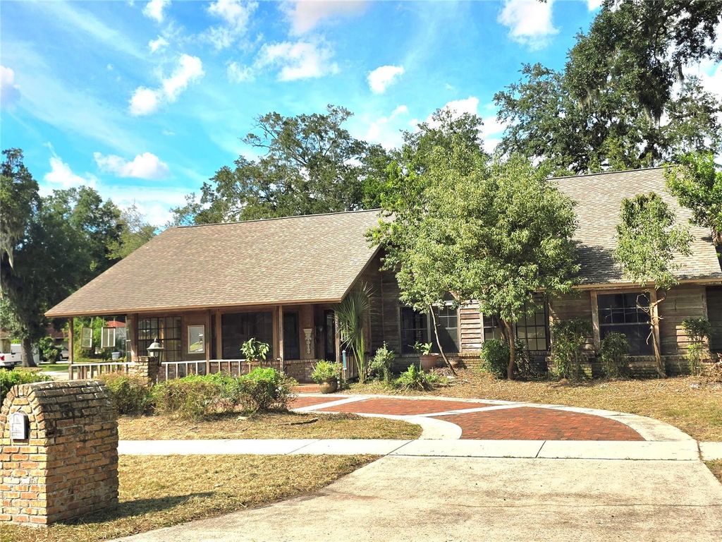 Image 9 of property listing at 4231 TALL TREE DRIVE, Orlando, FL 32810