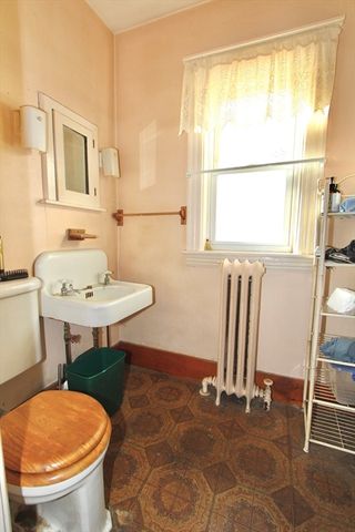 87 Malden St, Worcester, MA 01606