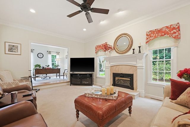 8 Douglas Dr, Mansfield, MA 02048