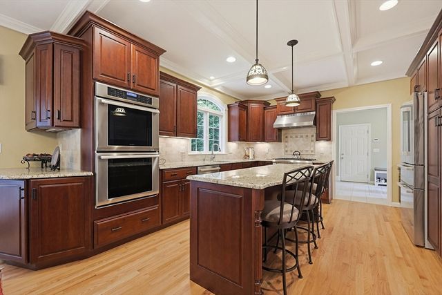 8 Douglas Dr, Mansfield, MA 02048