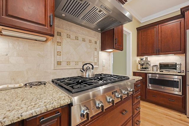 8 Douglas Dr, Mansfield, MA 02048