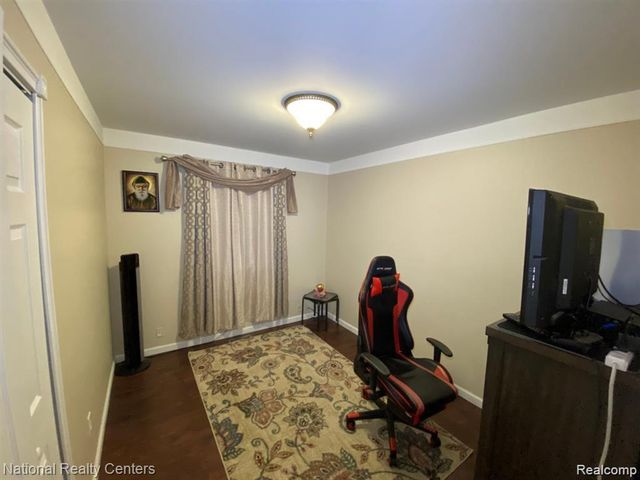 2106 Oakcrest Road, Sterling Heights, MI 48310