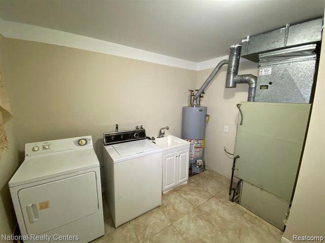 2106 Oakcrest Road, Sterling Heights, MI 48310