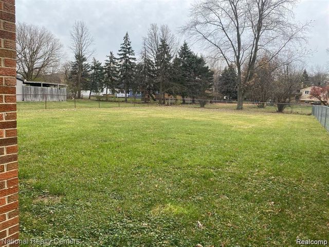 2106 Oakcrest Road, Sterling Heights, MI 48310