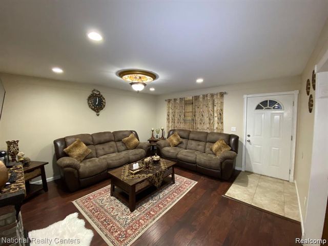 2106 Oakcrest Road, Sterling Heights, MI 48310