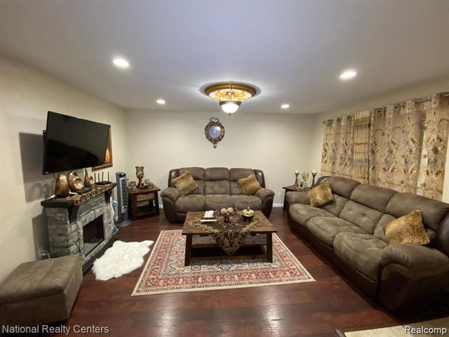 2106 Oakcrest Road, Sterling Heights, MI 48310