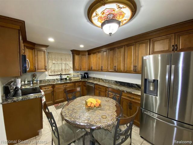 2106 Oakcrest Road, Sterling Heights, MI 48310