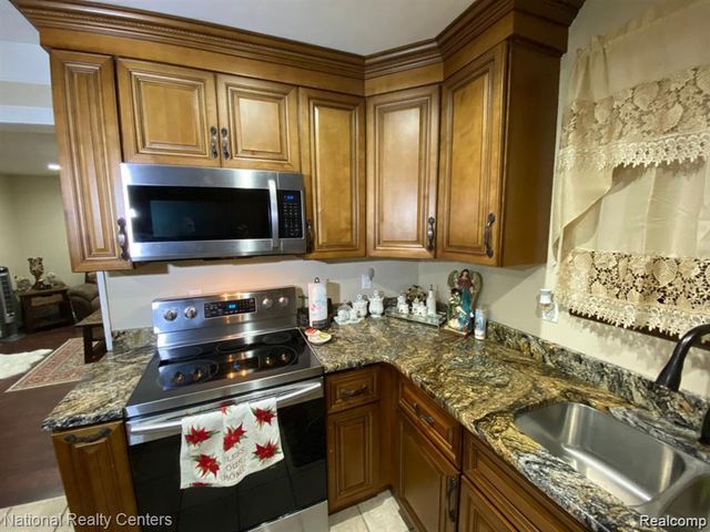 2106 Oakcrest Road, Sterling Heights, MI 48310