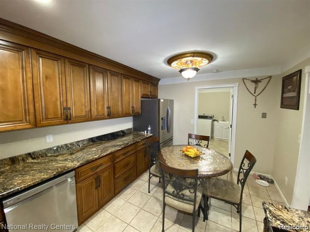 2106 Oakcrest Road, Sterling Heights, MI 48310