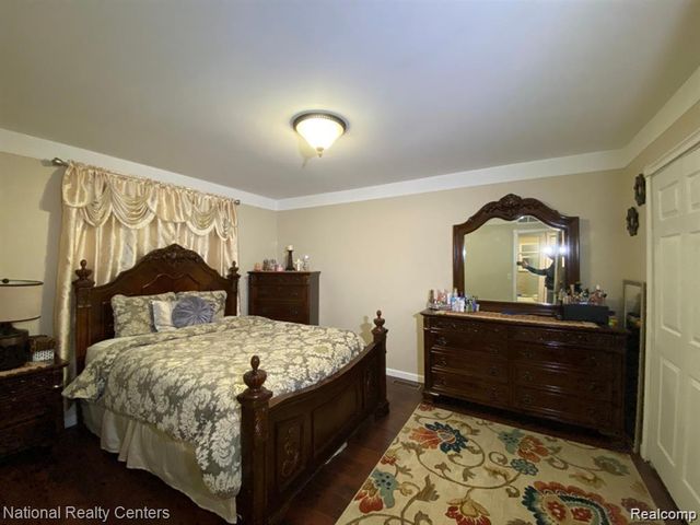 2106 Oakcrest Road, Sterling Heights, MI 48310