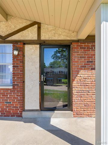 2652 Carousel Drive, St Louis, MO 63125
