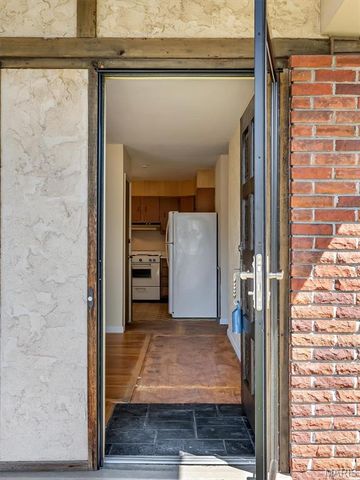 2652 Carousel Drive, St Louis, MO 63125