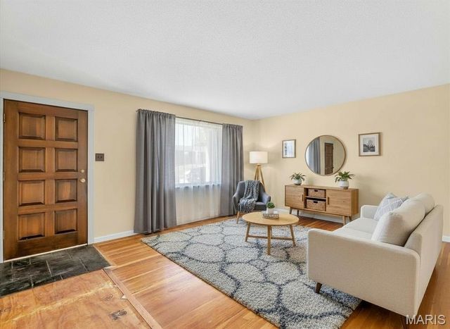 2652 Carousel Drive, St Louis, MO 63125