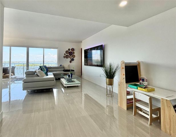 11111 NE Biscayne Boulevard 16A, Miami, FL 33181