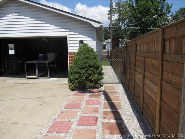 1809 N Larkspur Drive, Jeffersonville, IN 47130