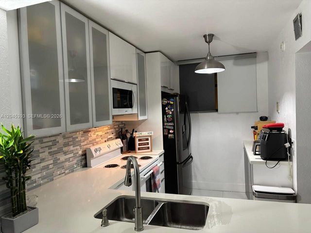 109 Lake Emerald Drive 105, Oakland Park, FL 33309