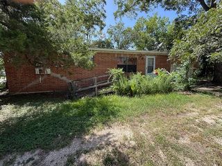 413 SW 1st ST, Waelder, TX 78959
