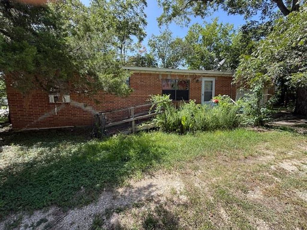 413 SW 1st ST, Waelder, TX 78959
