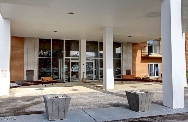 3675 Clague Road 216, North Olmsted, OH 44070