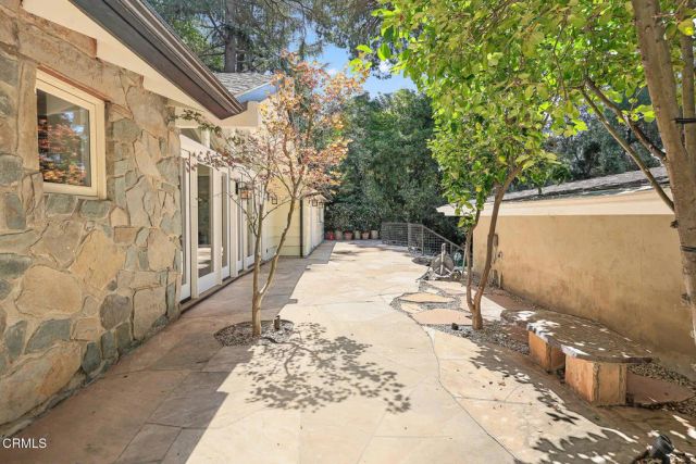 5220 Palm Drive, La Canada Flintridge, CA 91011