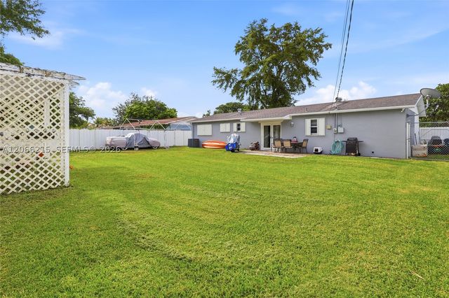 10235 Pan American Dr, Cutler Bay, FL 33189