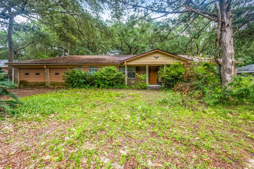 Image 1 of property listing at 8 Walnut Avenue, Shalimar, FL 32579
