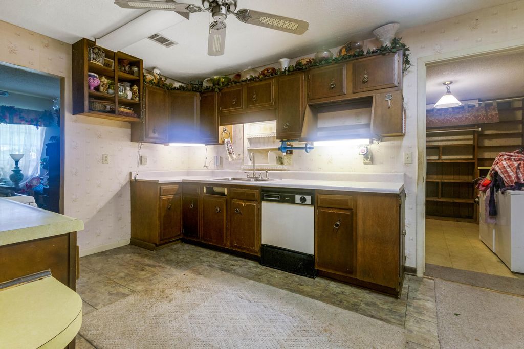 Image 10 of property listing at 8 Walnut Avenue, Shalimar, FL 32579