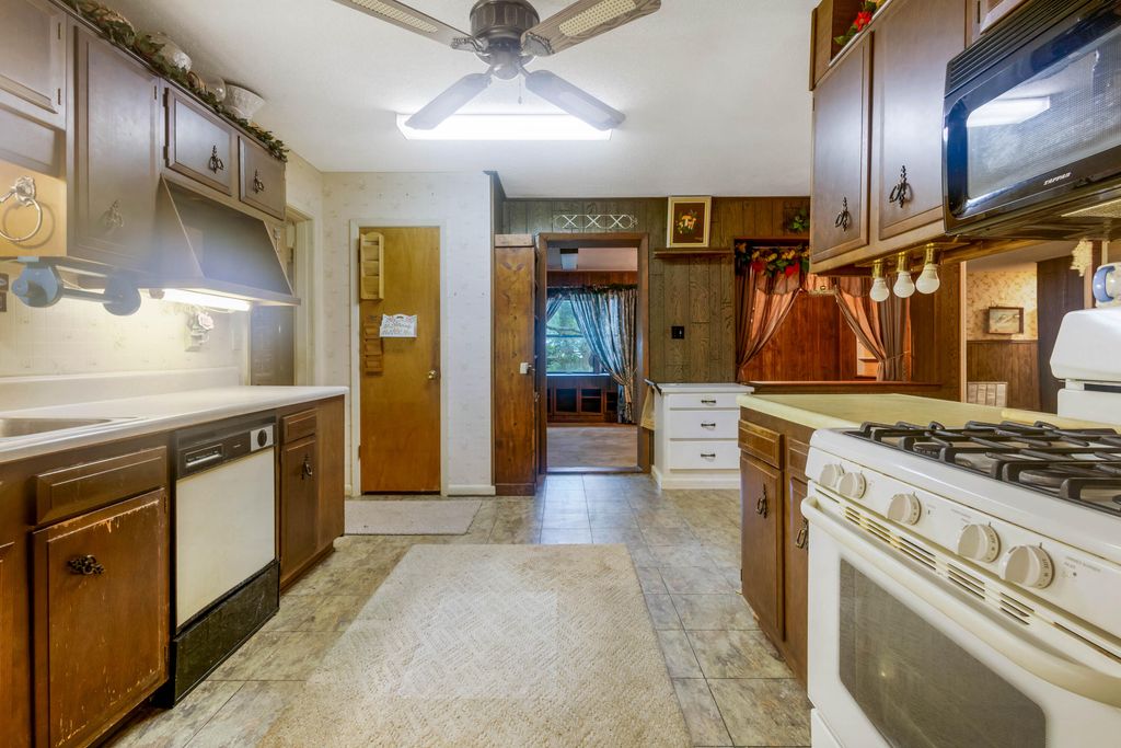 Image 12 of property listing at 8 Walnut Avenue, Shalimar, FL 32579