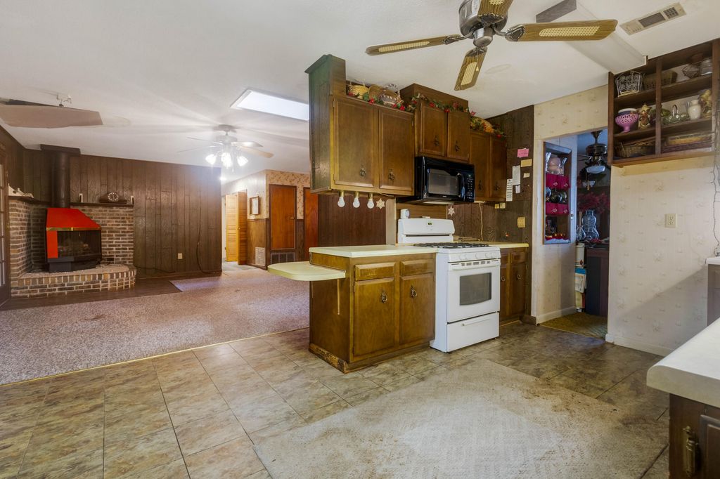 Image 13 of property listing at 8 Walnut Avenue, Shalimar, FL 32579