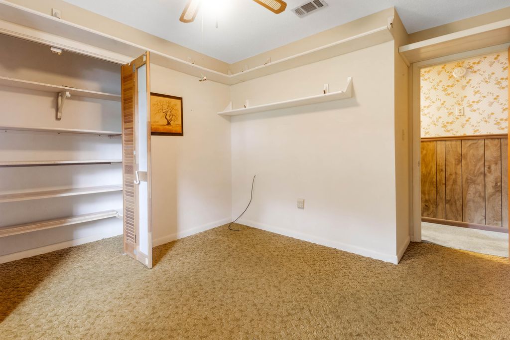 Image 15 of property listing at 8 Walnut Avenue, Shalimar, FL 32579