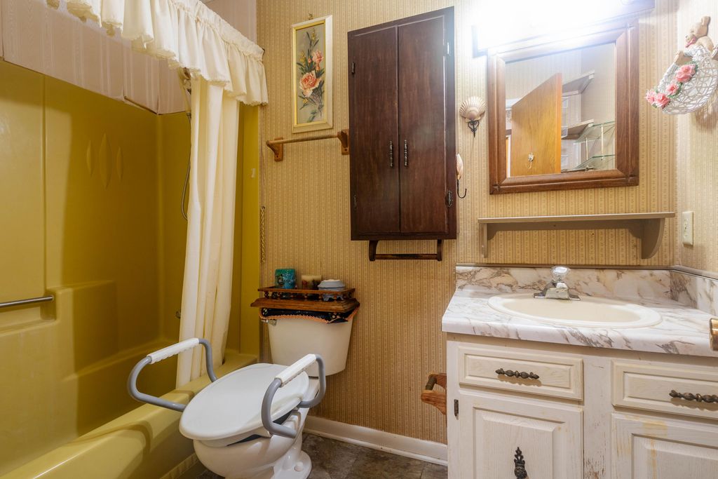 Image 16 of property listing at 8 Walnut Avenue, Shalimar, FL 32579