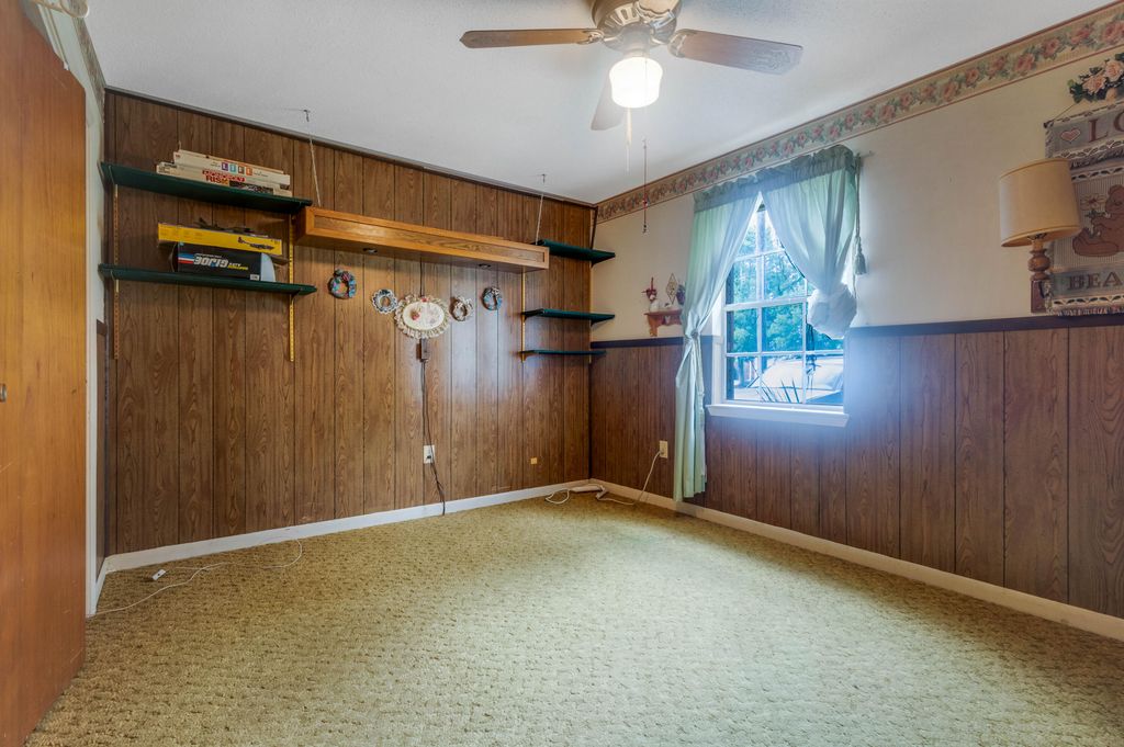 Image 18 of property listing at 8 Walnut Avenue, Shalimar, FL 32579