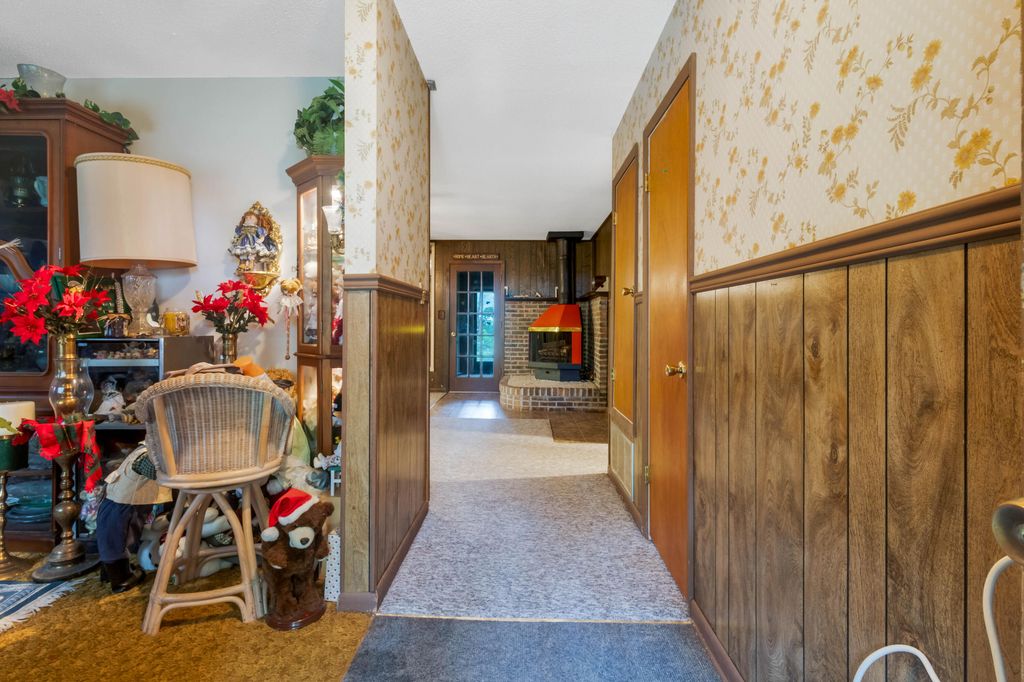 Image 2 of property listing at 8 Walnut Avenue, Shalimar, FL 32579