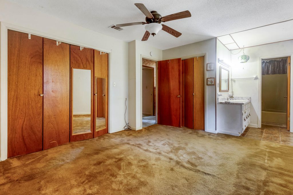 Image 21 of property listing at 8 Walnut Avenue, Shalimar, FL 32579