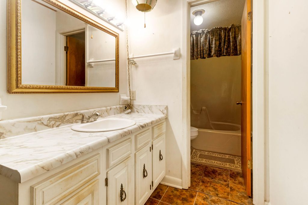 Image 22 of property listing at 8 Walnut Avenue, Shalimar, FL 32579