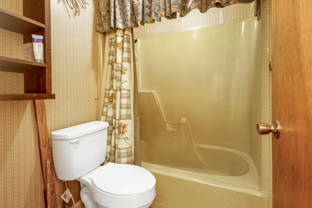 Image 23 of property listing at 8 Walnut Avenue, Shalimar, FL 32579