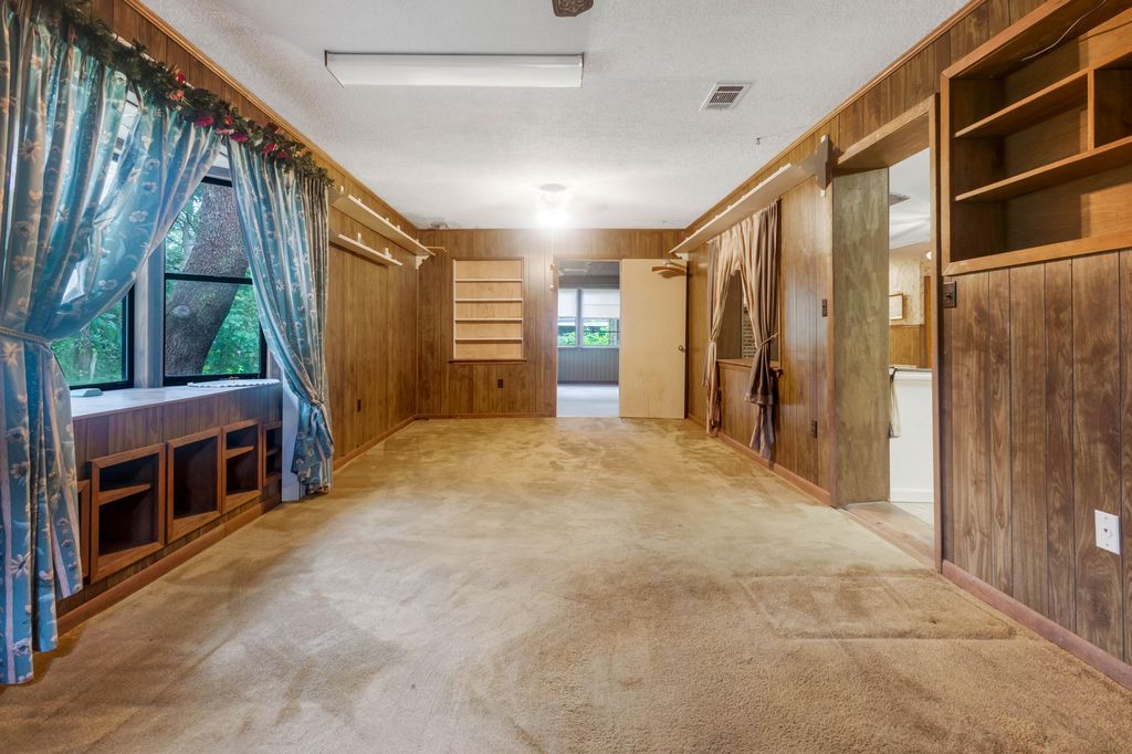 Image 24 of property listing at 8 Walnut Avenue, Shalimar, FL 32579