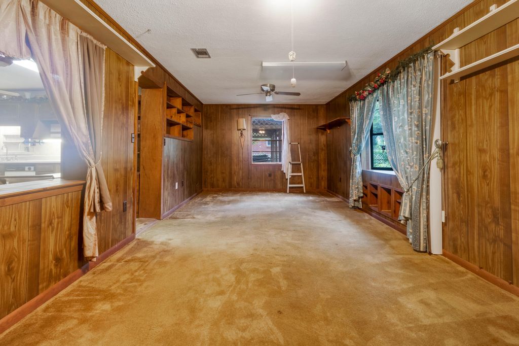Image 25 of property listing at 8 Walnut Avenue, Shalimar, FL 32579