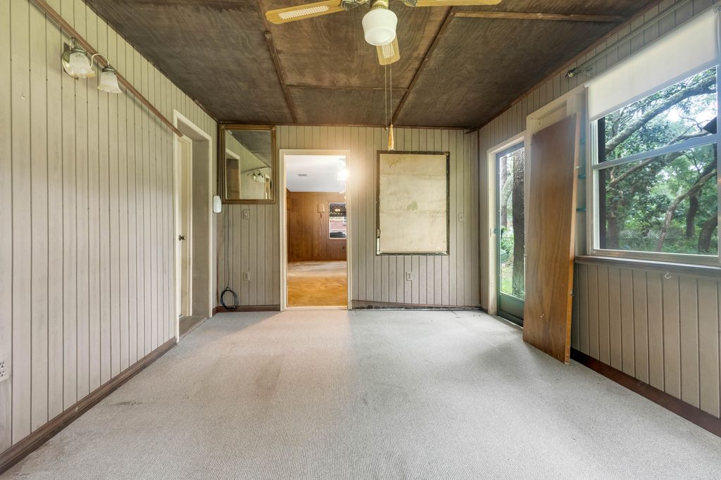 Image 27 of property listing at 8 Walnut Avenue, Shalimar, FL 32579