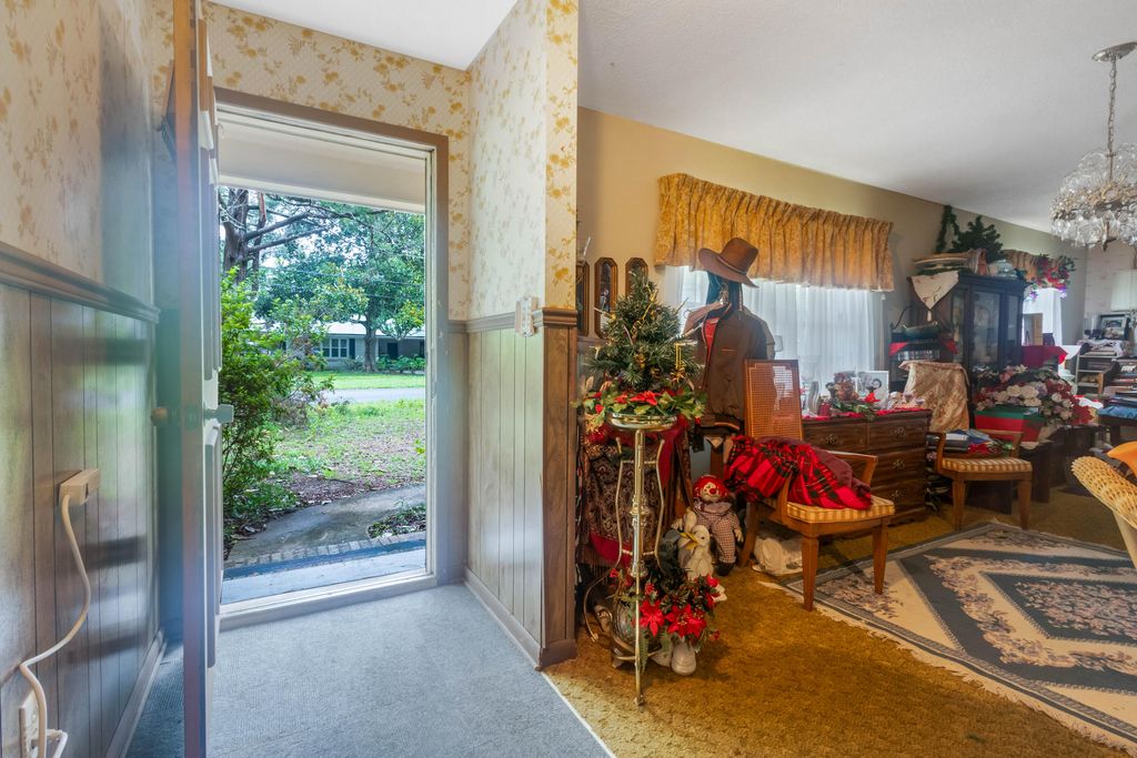 Image 3 of property listing at 8 Walnut Avenue, Shalimar, FL 32579