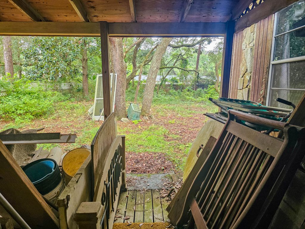Image 32 of property listing at 8 Walnut Avenue, Shalimar, FL 32579