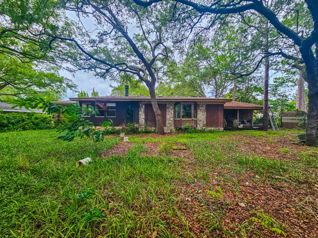 Image 34 of property listing at 8 Walnut Avenue, Shalimar, FL 32579