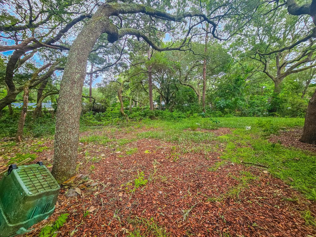 Image 35 of property listing at 8 Walnut Avenue, Shalimar, FL 32579