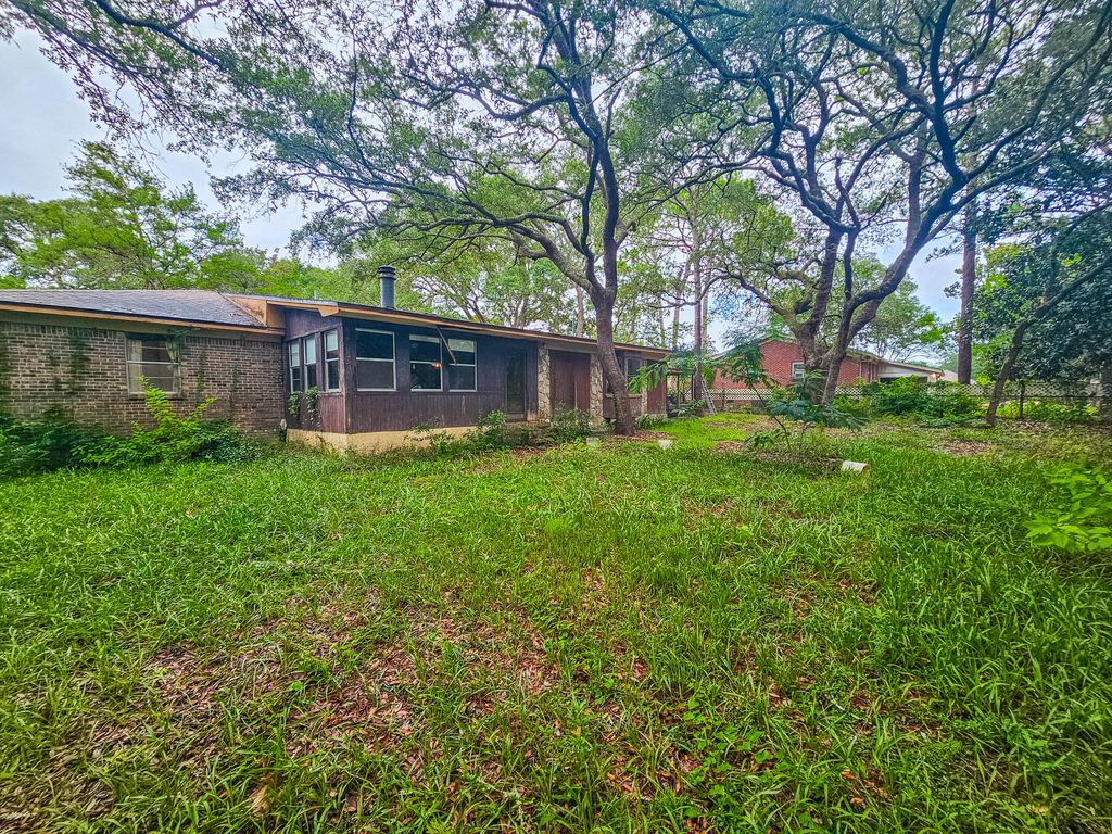 Image 36 of property listing at 8 Walnut Avenue, Shalimar, FL 32579