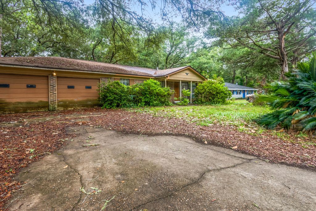 Image 37 of property listing at 8 Walnut Avenue, Shalimar, FL 32579