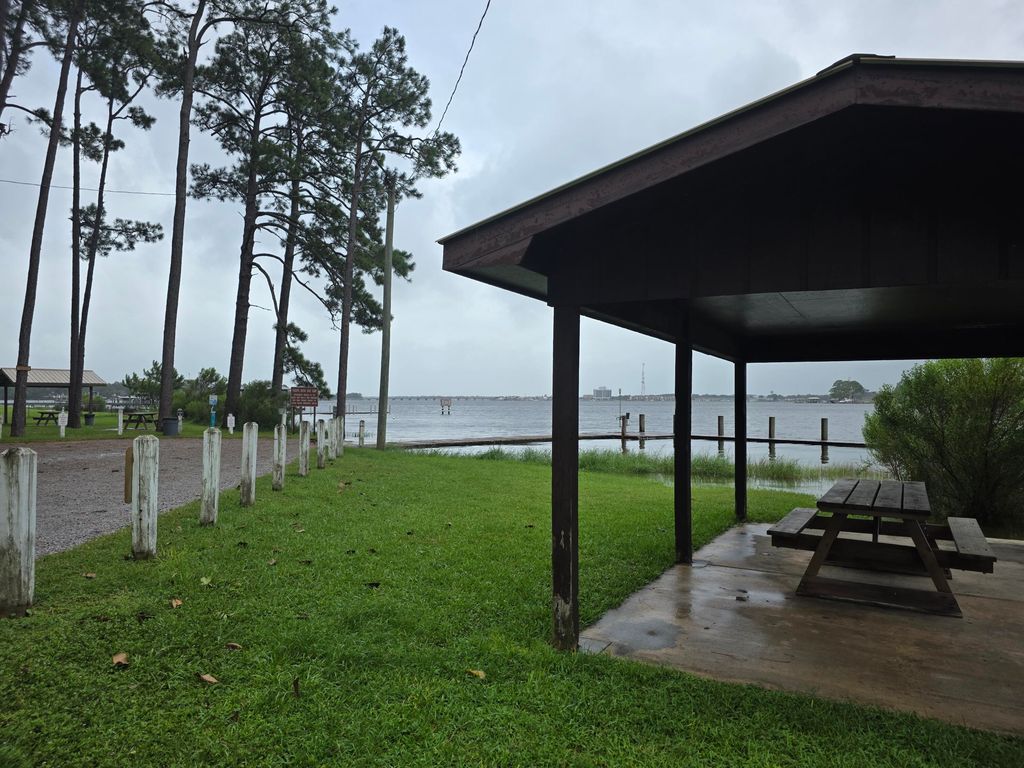 Image 38 of property listing at 8 Walnut Avenue, Shalimar, FL 32579