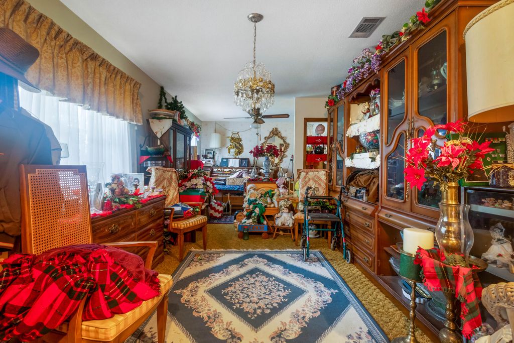 Image 4 of property listing at 8 Walnut Avenue, Shalimar, FL 32579