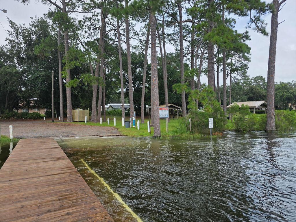 Image 43 of property listing at 8 Walnut Avenue, Shalimar, FL 32579