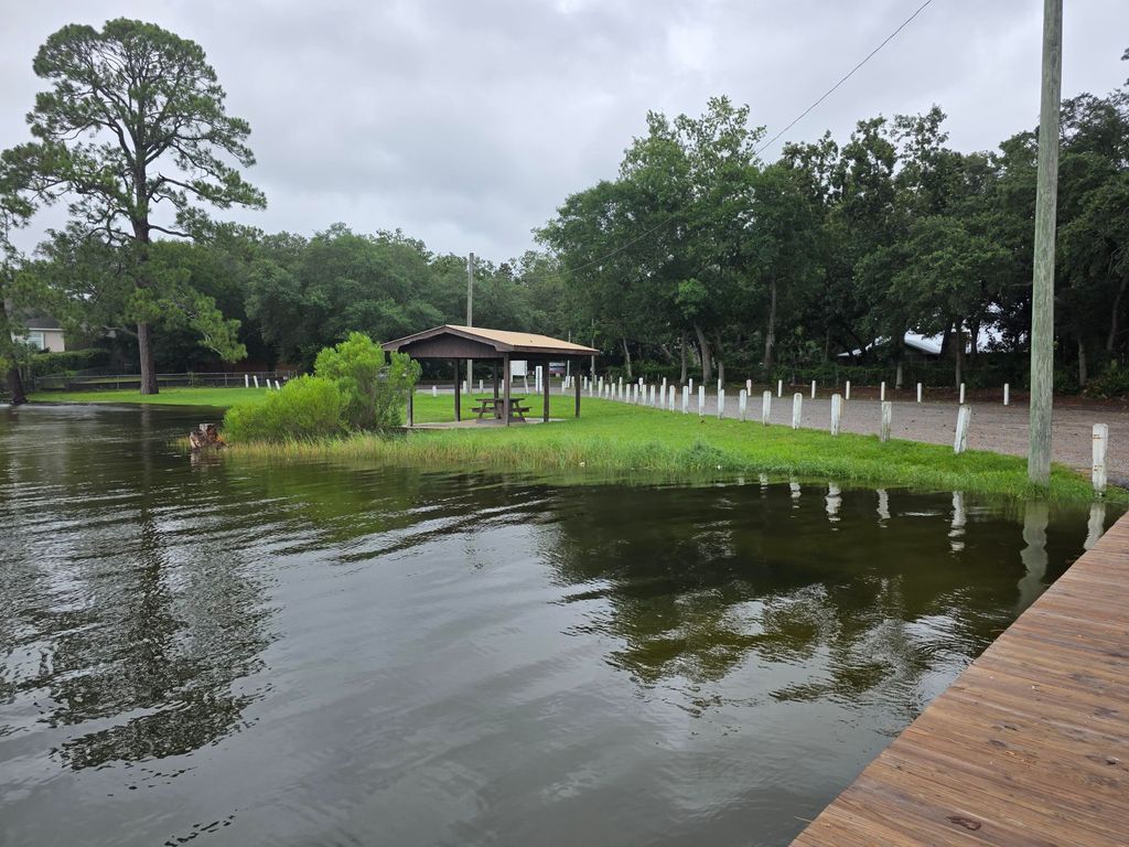 Image 44 of property listing at 8 Walnut Avenue, Shalimar, FL 32579